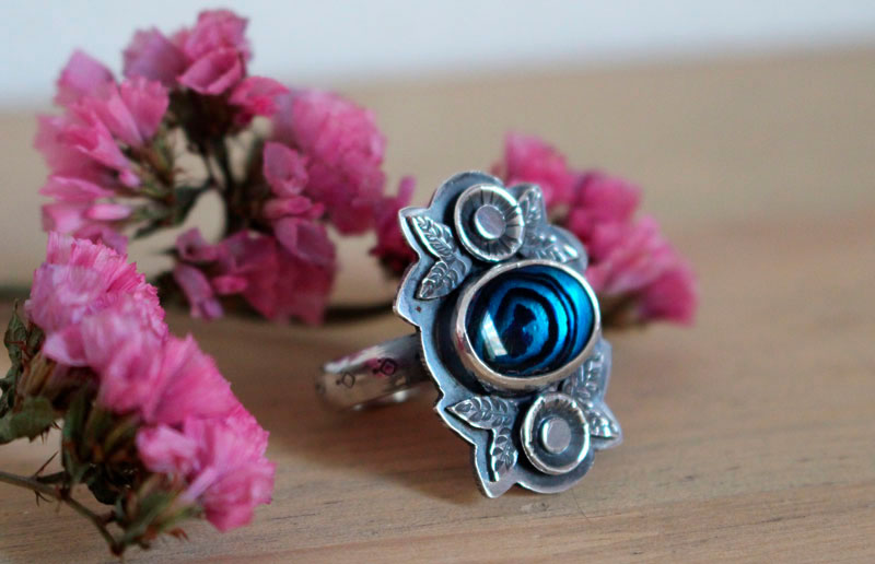 Azul de los mares, anillo de flor y concha en plata y paua