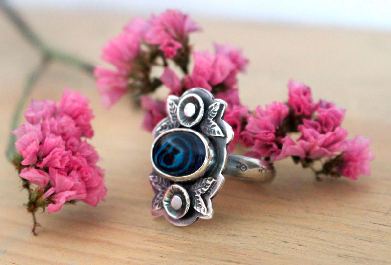 Azul de los mares, anillo de flor y concha en plata y paua