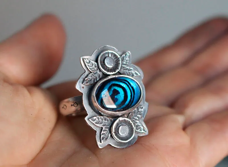 Azul de los mares, anillo de flor y concha en plata y paua
