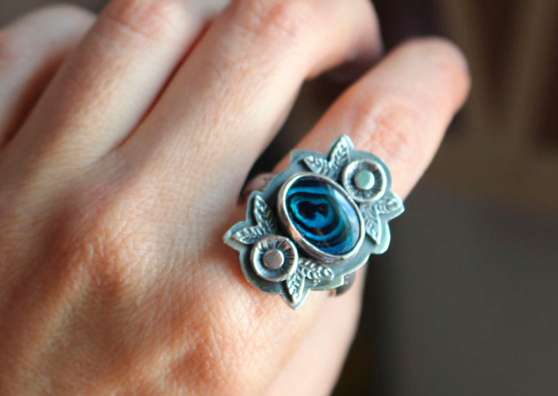 Azul de los mares, anillo de flor y concha en plata y paua