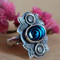 Azul de los mares, anillo de flor y concha en plata y paua