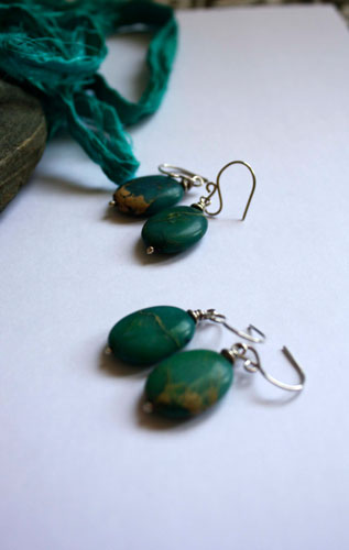 Azul de Prusia, aretes color de misterio en plata y serpentina