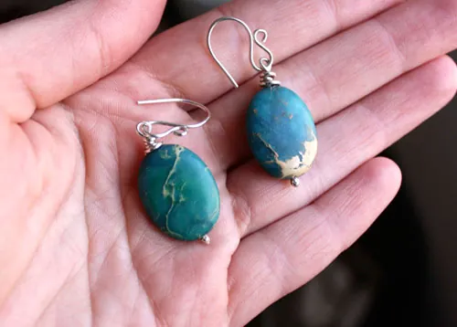 Azul de Prusia, aretes color de misterio en plata y serpentina