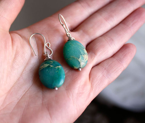 Azul de Prusia, aretes color de misterio en plata y serpentina