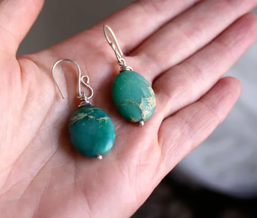 Azul de Prusia, aretes color de misterio en plata y serpentina