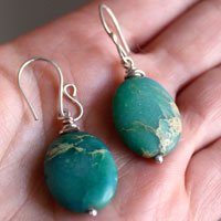 Azul de Prusia, aretes color de misterio en plata y serpentina