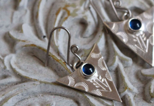 Azul Indio, aretes triangulares tribales en plata y zafiro azul