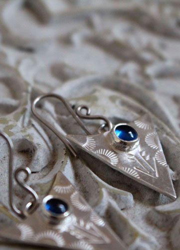 Azul Indio, aretes triangulares tribales en plata y zafiro azul