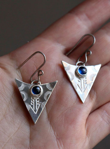 Azul Indio, aretes triangulares tribales en plata y zafiro azul