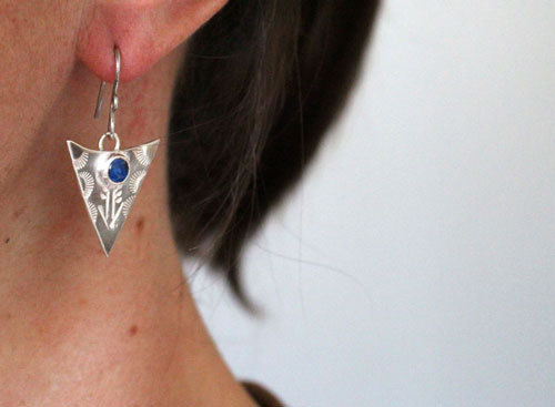 Azul Indio, aretes triangulares tribales en plata y zafiro azul