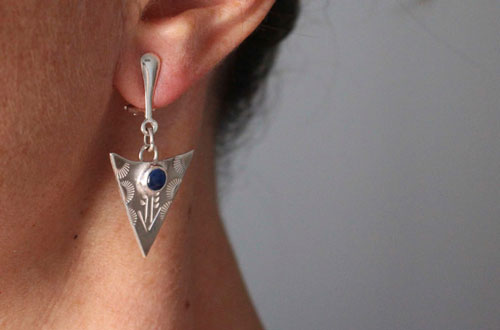 Azul Indio, aretes triangulares tribales en plata y zafiro azul