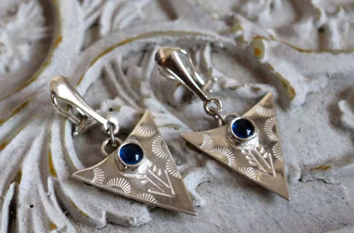 Azul Indio, aretes triangulares tribales en plata y zafiro azul