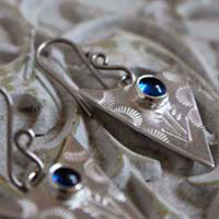 Azul Indio, aretes triangulares tribales en plata y zafiro azul