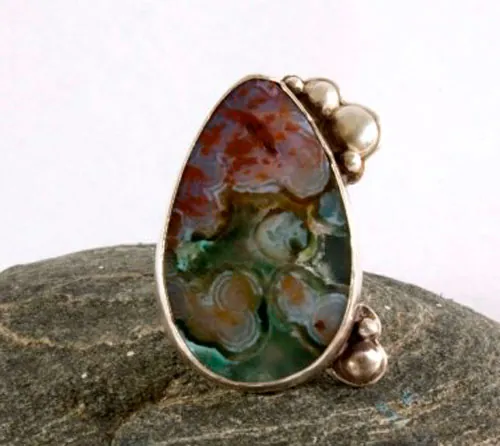 Badala, anillo colores de las lluvias volcánicas en plata y jaspe oceánico