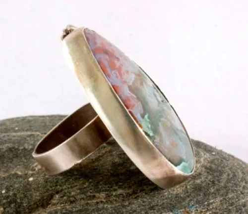 Badala, anillo colores de las lluvias volcánicas en plata y jaspe oceánico
