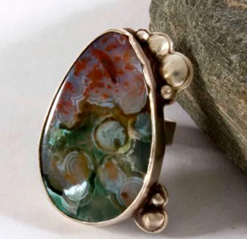 Badala, anillo colores de las lluvias volcánicas en plata y jaspe oceánico