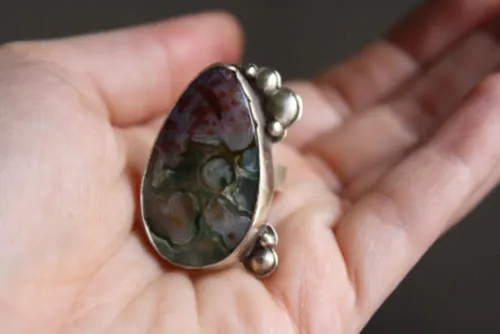 Badala, anillo colores de las lluvias volcánicas en plata y jaspe oceánico
