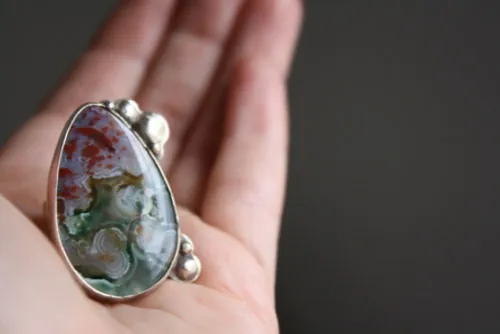 Badala, anillo colores de las lluvias volcánicas en plata y jaspe oceánico