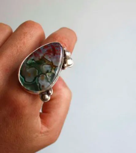 Badala, anillo colores de las lluvias volcánicas en plata y jaspe oceánico