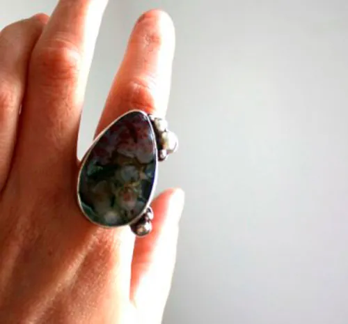 Badala, anillo colores de las lluvias volcánicas en plata y jaspe oceánico