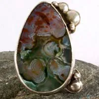 Badala, anillo colores de las lluvias volcánicas en plata y jaspe oceánico