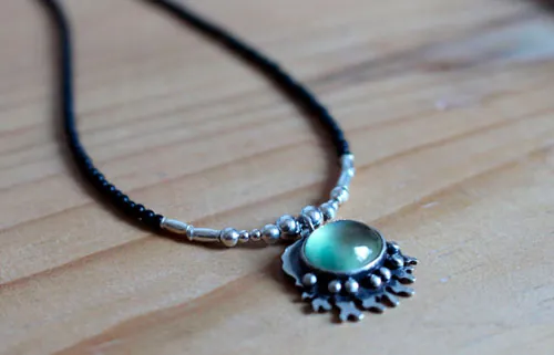 Bajo el océano, collar mar tropical en plata, prehnita y ágata negra