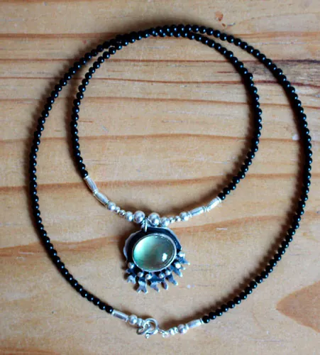 Bajo el océano, collar mar tropical en plata, prehnita y ágata negra