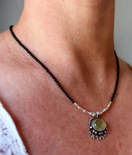 Bajo el océano, collar mar tropical en plata, prehnita y ágata negra
