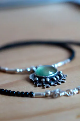 Bajo el océano, collar mar tropical en plata, prehnita y ágata negra