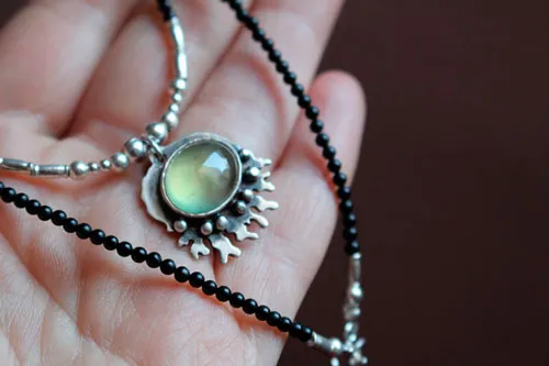 Bajo el océano, collar mar tropical en plata, prehnita y ágata negra