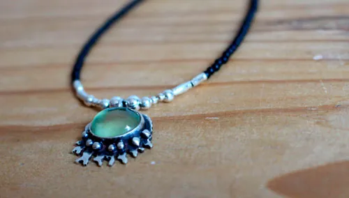 Bajo el océano, collar mar tropical en plata, prehnita y ágata negra