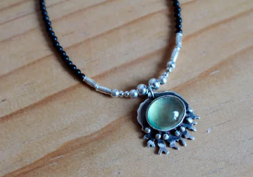 Bajo el océano, collar mar tropical en plata, prehnita y ágata negra