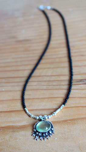 Bajo el océano, collar mar tropical en plata, prehnita y ágata negra