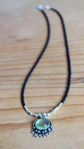 Bajo el océano, collar mar tropical en plata, prehnita y ágata negra