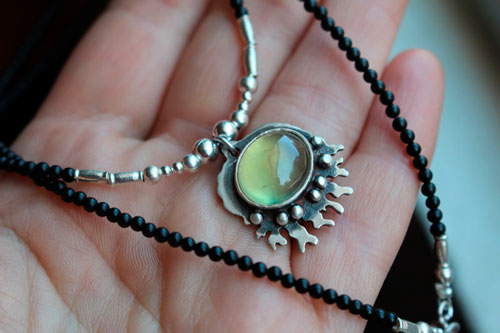 Bajo el océano, collar mar tropical en plata, prehnita y ágata negra