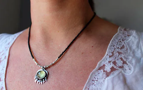 Bajo el océano, collar mar tropical en plata, prehnita y ágata negra