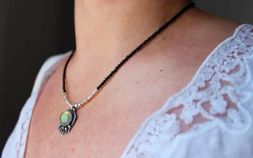 Bajo el océano, collar mar tropical en plata, prehnita y ágata negra