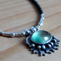 Bajo el océano, collar mar tropical en plata, prehnita y ágata negra