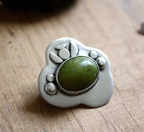 Bajo la higuera, broche vegetal en plata y aventurina