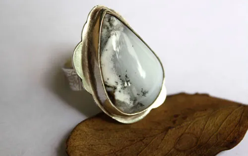 Bajo la nieve, anillo descanso de la naturaleza en plata y ágata dendrítica