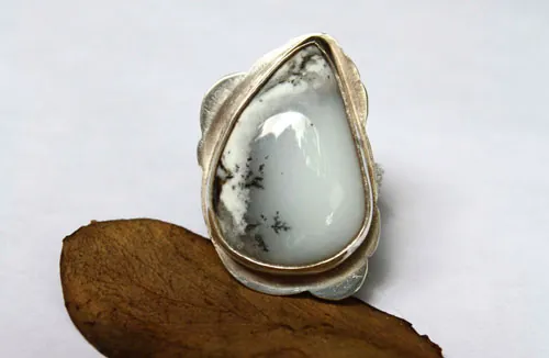 Bajo la nieve, anillo descanso de la naturaleza en plata y ágata dendrítica