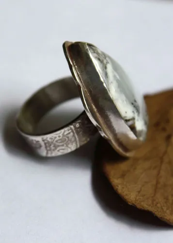 Bajo la nieve, anillo descanso de la naturaleza en plata y ágata dendrítica