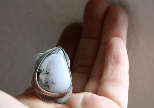 Bajo la nieve, anillo descanso de la naturaleza en plata y ágata dendrítica