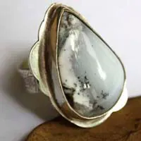 Bajo la nieve, anillo descanso de la naturaleza en plata y ágata dendrítica