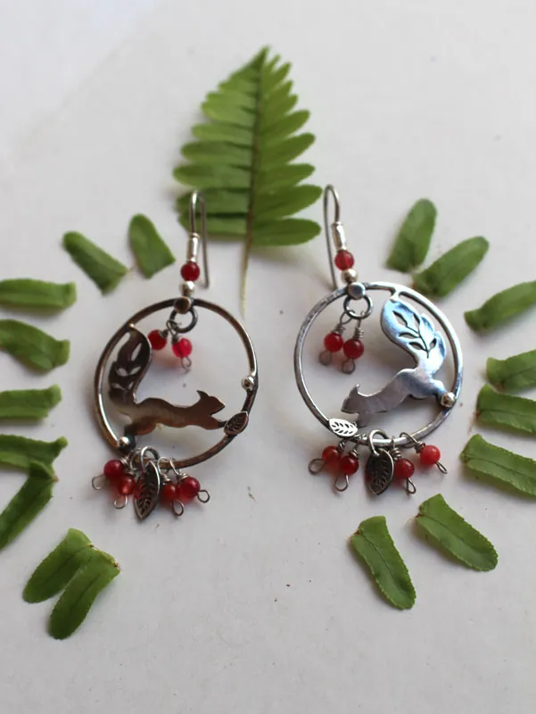Bajo las bayas, aretes ardilla y bayas rojas en plata y coral