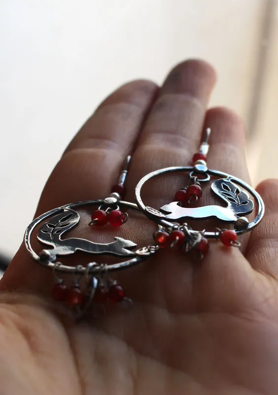 Bajo las bayas, aretes ardilla y bayas rojas en plata y coral