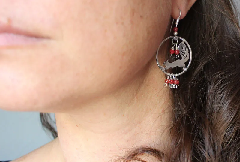 Bajo las bayas, aretes ardilla y bayas rojas en plata y coral
