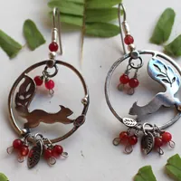 Bajo las bayas, aretes ardilla y bayas rojas en plata y coral