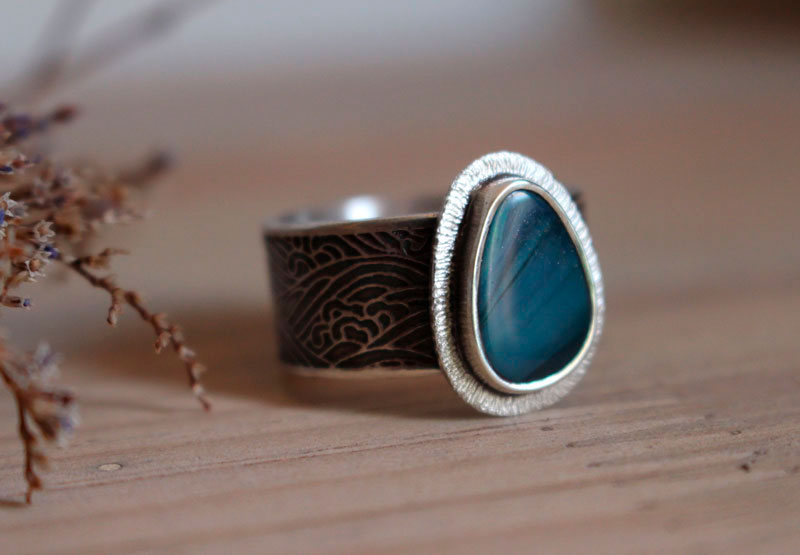 Bajo las luces del polo, anillo ondas boreales en plata y ópalo boulder