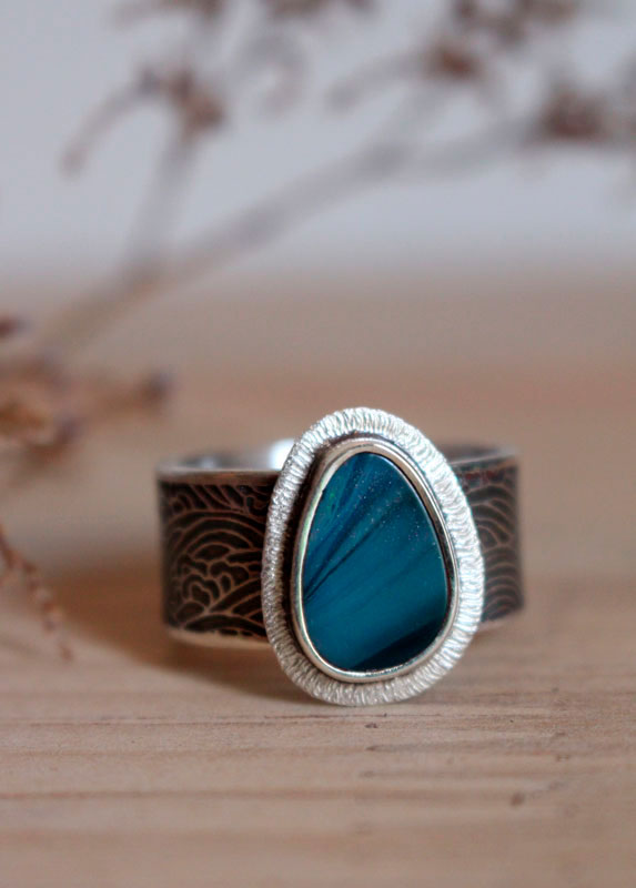 Bajo las luces del polo, anillo ondas boreales en plata y ópalo boulder